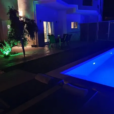 Sheila With Private Pool Villa *
