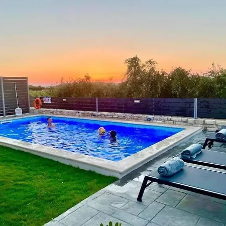 Sheila With Private Pool