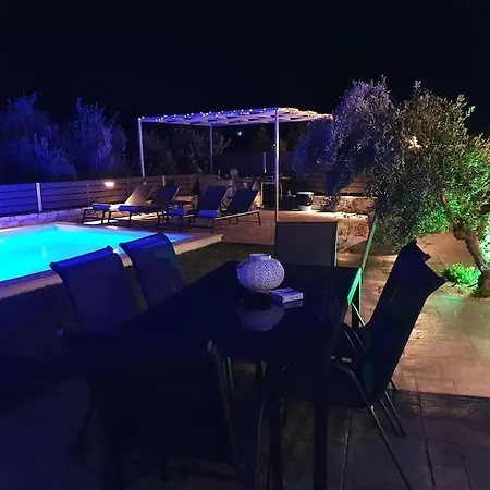 Sheila With Private Pool Roumelí