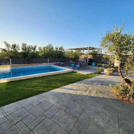 Sheila With Private Pool Villa *