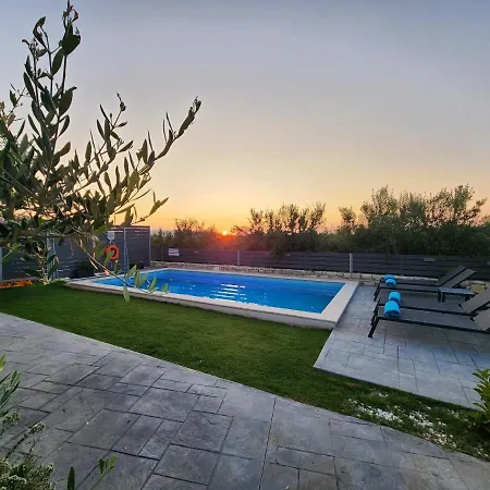 Sheila With Private Pool Villa *